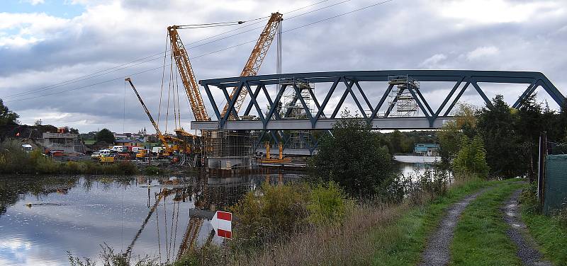 Mezi Libočany a Žatcem se staví nový železniční most přes Ohři.