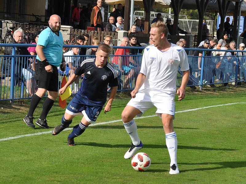 Fotbalisté Dobroměřic (v tmavě modrém) deklasovali svého soupeře z Proboštova sedmibrankovým přídělem.