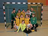 Mladí fotbalisté ze Žatce s pohárem z turnaje v Německu