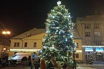 Vánoční strom v Lounech.