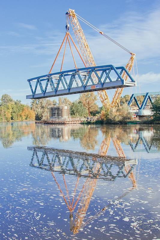 Mezi Libočany a Žatcem se staví nový železniční most přes Ohři. V neděli stavbaři usadili první část nové nosné konstrukce mostu přes řeku. 