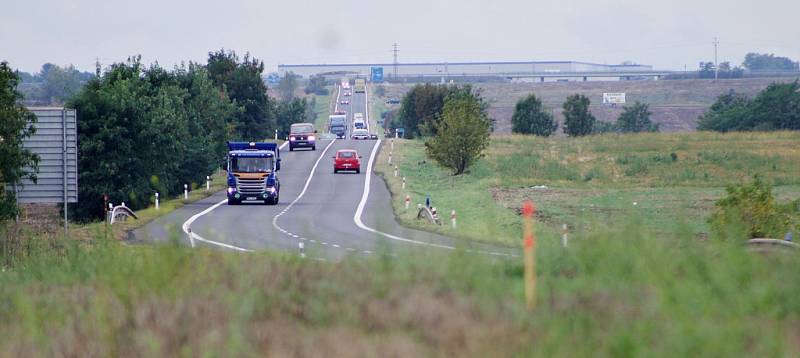 Dosavadní dvouproudá silnice mezi Postoloprty a Bitozevsí. Na jaře 2018 tam řidiči pojedou po nové dálnici.