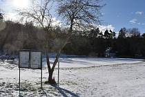 Zimní idyla u zamrzlého rybníka v Žerotíně. O jeho vlastníkovi rozhodne Okresní soud v Lounech.