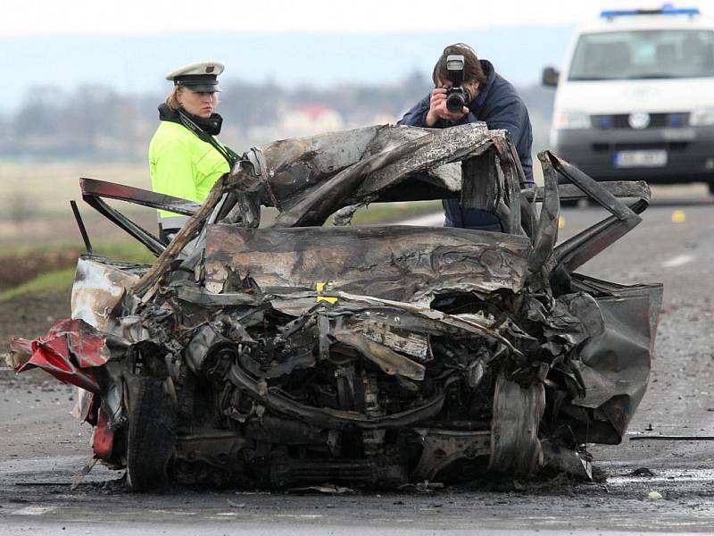 Plameny osobní auto zcela zničily, ani řidič neunikl