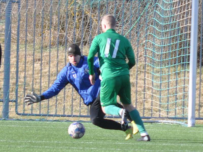 Slavoj Žatec – Dobroměřice 3:2. Na umělé trávě v Žatci sehrály oba celky své první utkání zimní přípravy. Hosté měli sice více šancí, ale z výhry se radoval domácí Slavoj (v zeleném). Foto: Deník/Jaroslav  Tošner