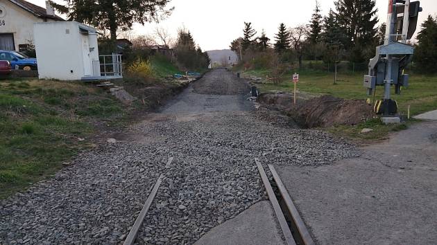 Mezi Kryry a Vroutkemprobíhá rozsáhlá oprava železniční trati
