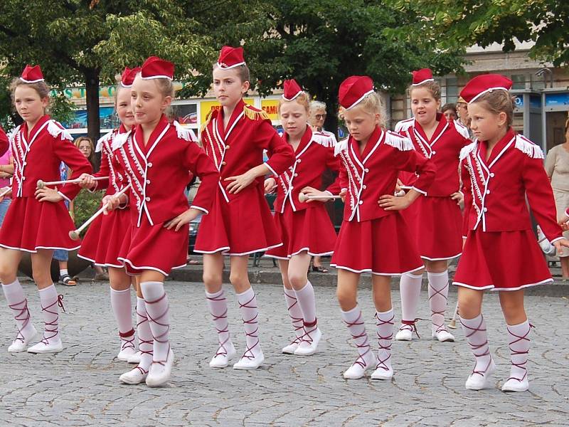 Vystoupení ZUŠ Louny na tamním centrálním náměstí.