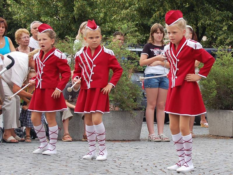 Vystoupení ZUŠ Louny na tamním centrálním náměstí.