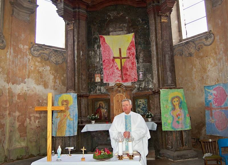Mše v kostele Neposkvrněného početí Panny Marie v Siřemi, archivní foto