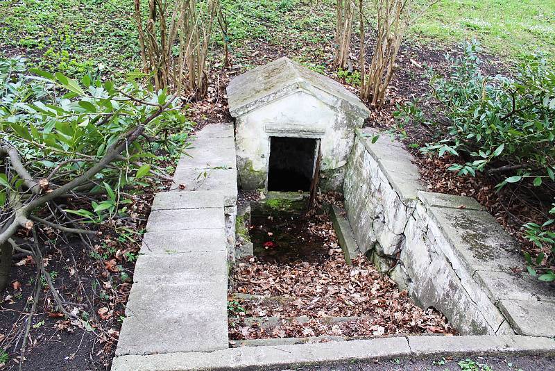 Krásnodvorský zámecký park. Hraběnčina studánka