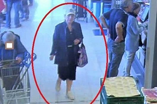 Policie pátrá v souvislosti s případem krádeže v lounské prodejně Albert po této ženě