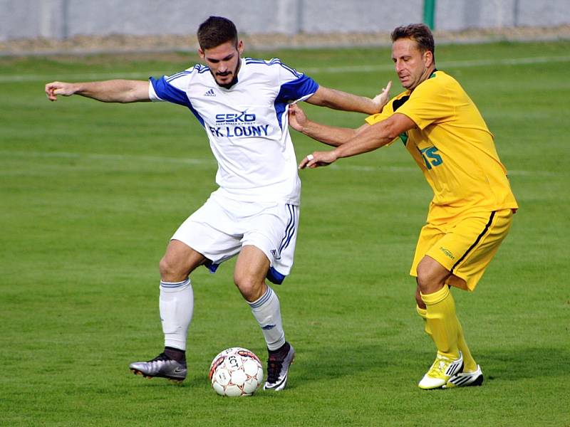 Fotbalové derby Žatec - Louny: domácí Žatec ve žlutém, Louny v bílém.