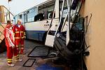 Autobus narazil do domu ve Velemyšlevsi na Lounsku. Výsledkem jsou desítky raněných.