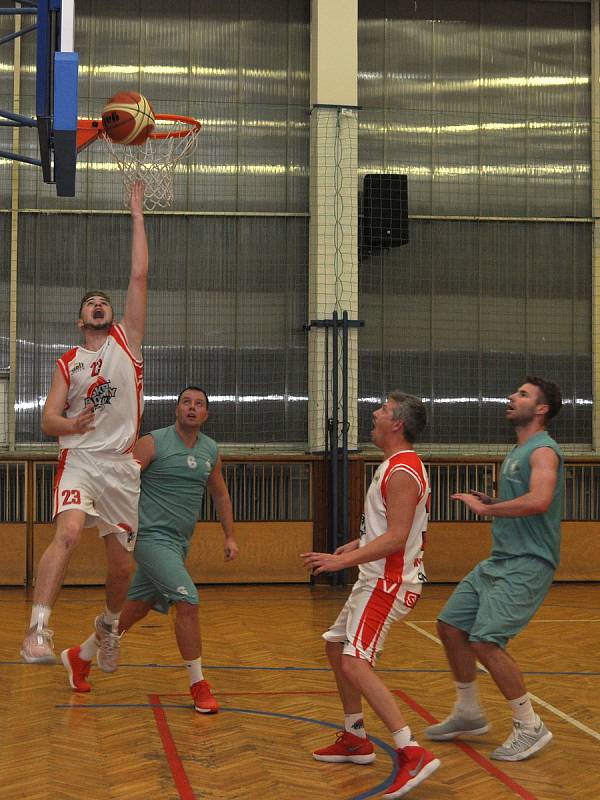 Basketbalisté Loun (v bílém) zakončili základní část Severočeské ligy domácí prohrou s Mostem.