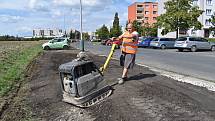 Žatecká radnice nechala v minulých dnech plochu podél ulice Stavbařů, kde se plánuje výstavba parkoviště, alespoň zpevnit.