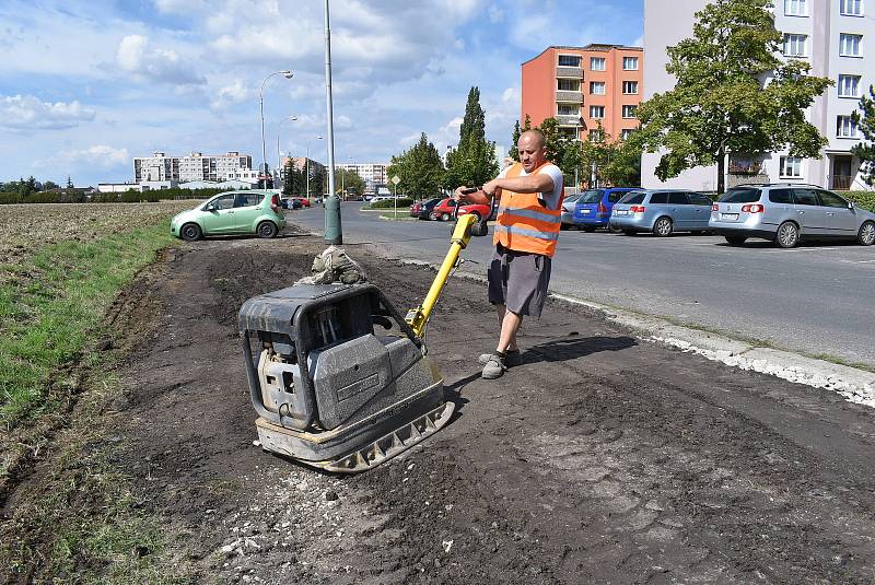 Žatecká radnice nechala v minulých dnech plochu podél ulice Stavbařů, kde se plánuje výstavba parkoviště, alespoň zpevnit.