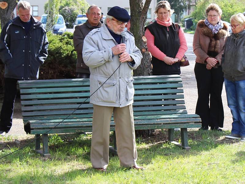 Vzpomínková akce u žateckého západního nádraží. Vzpomíná František Schrödl.