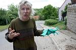 Obyvatelka Bítozevsi Elena Sokolova, které naplavené bahno zaplavilo sklepení domu a voda poškodila zeď u jejího domu.