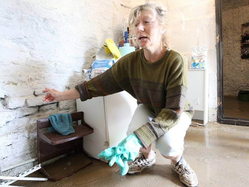 Obyvatelka Bítozevsi Elena Sokolova, které naplavené bahno zaplavilo sklepení domu a voda poškodila zeď u jejího domu.