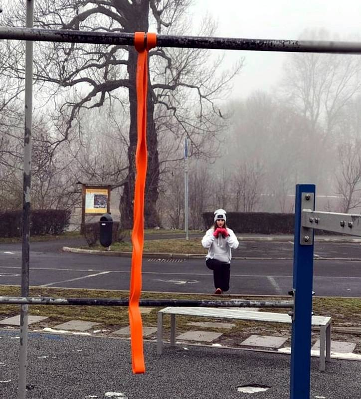 Workoutová cvičení baví partu kamarádů. Dělají salta a boxují.