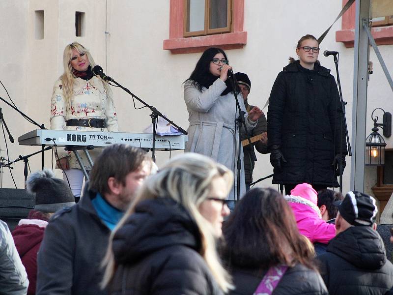 Tisíce lidí se bavily při tradičním Adventním setkání na zámku Nový Hrad v Jimlíně.