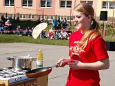 Jarmila Štroblová z družstva Lišáků se snaží za jednu minutu co nejvícekrát přehodit na pánvičce palačinku.
