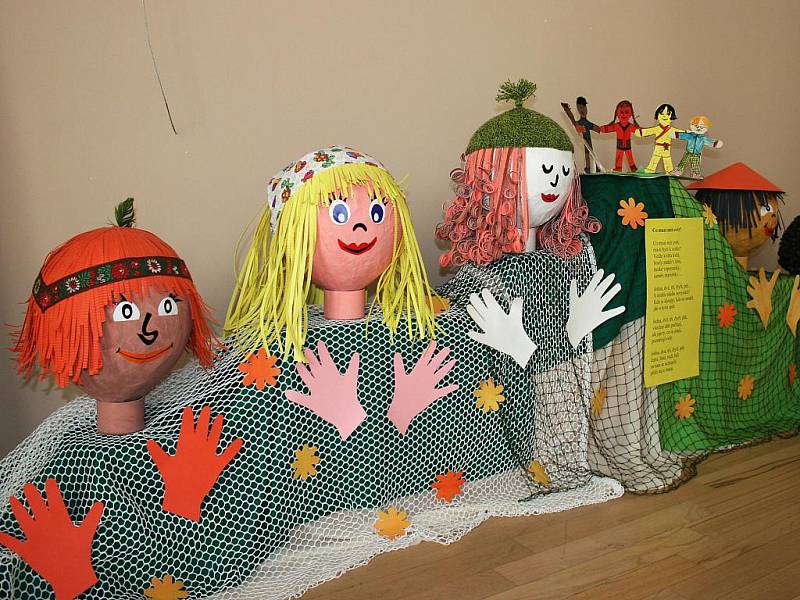 Výtvarné práce předškoláků a školáků ozdobily lounské Vrchlického divadlo