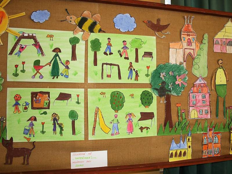 Výtvarné práce předškoláků a školáků ozdobily lounské Vrchlického divadlo