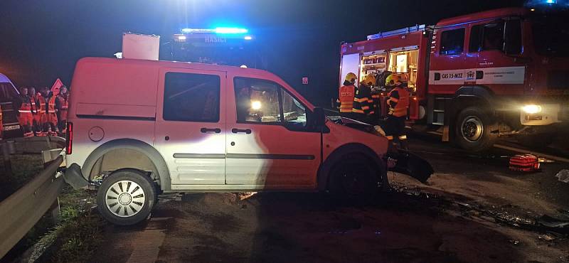Říjnová nehoda na silnici Praha - Karlovy Vary u odbočky na Malměřice.