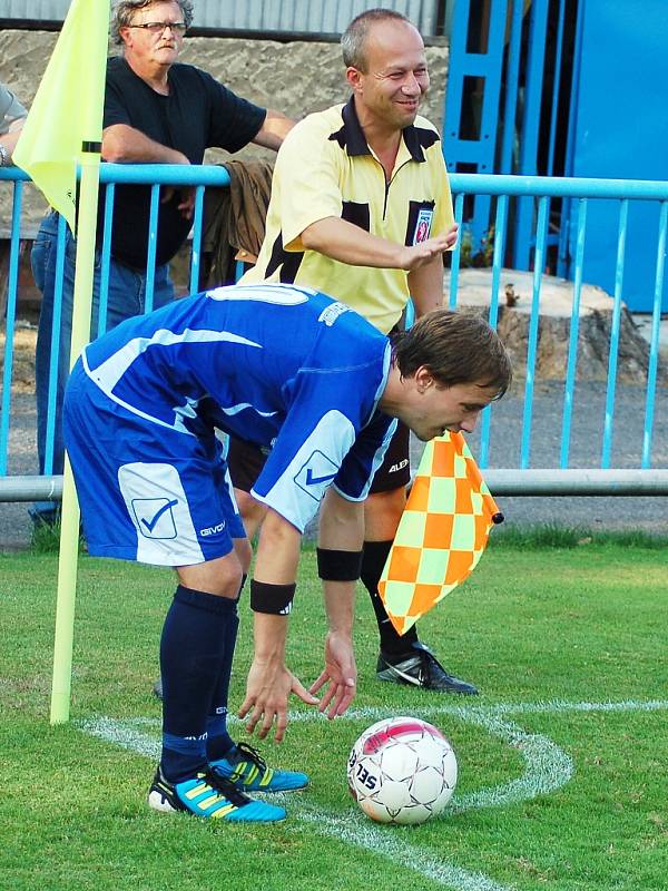 Utkání Loun (v modrém) proti týmu Modré. Na snímku lounský Vojtěch Trup