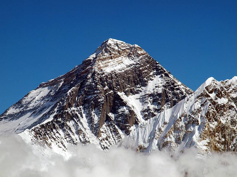 Vrchol nejvyšší hory světa, Mount Everestu. Takto téměř nadosah ho měli Petra a Štěpán při výstupu na vyhlídkovou horu Kala Pattar (5545 m.n.m.)