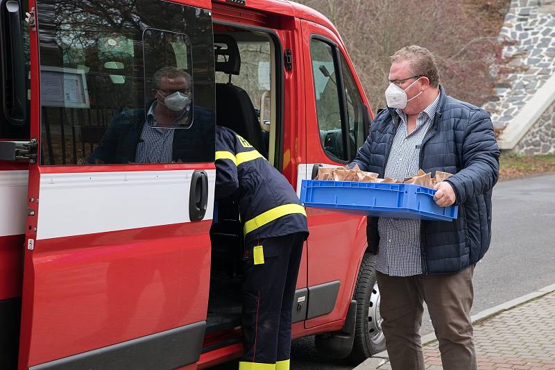 Starosta Podbořan Radek Reindl spolu s místním zastupitelem a velitelem dobrovolných hasičů Josefem Svobodou rozvezli štolu do školek, škol a domova pro seniory.