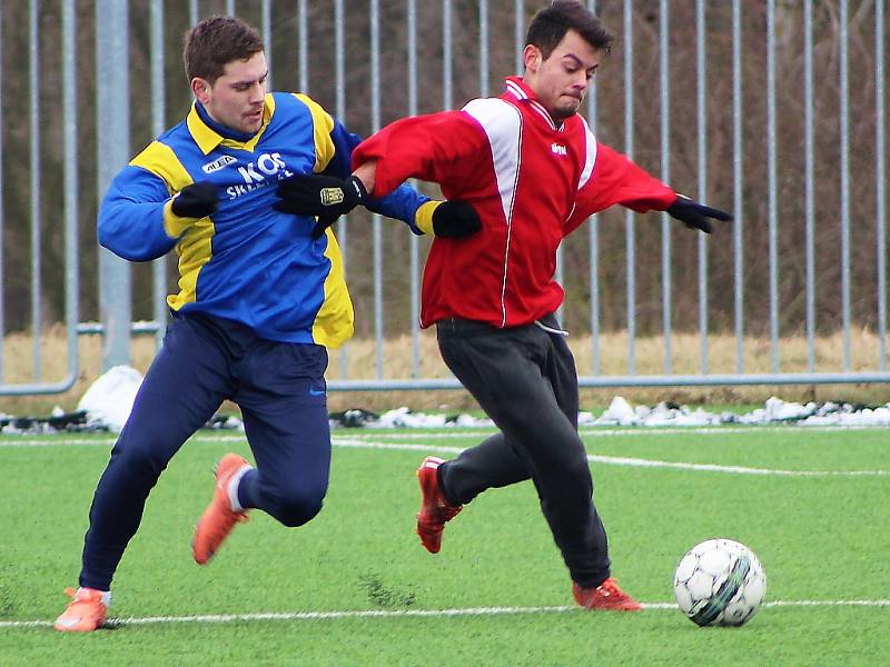 Fotbalisté Slavoje Žatec (v červeném) porazili Dobroměřice 2:1.