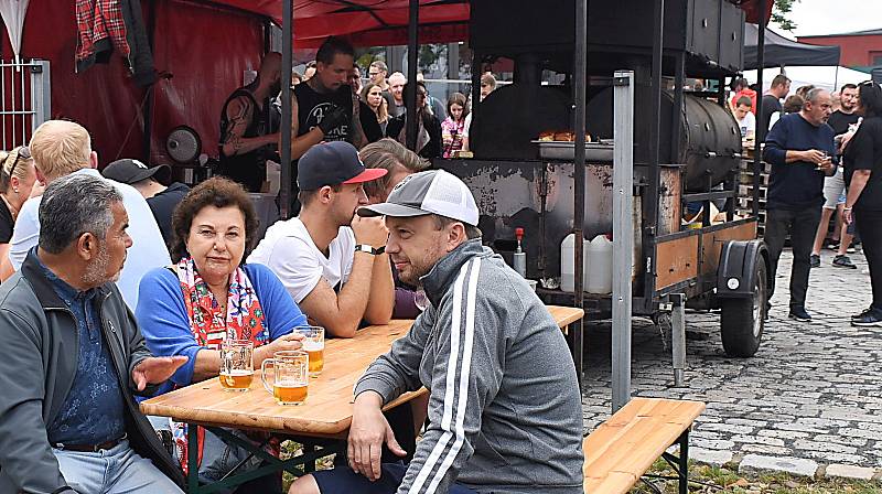 Dobré jídlo a pití přilákaly na festival v lounském pivovaru mnoho lidí.