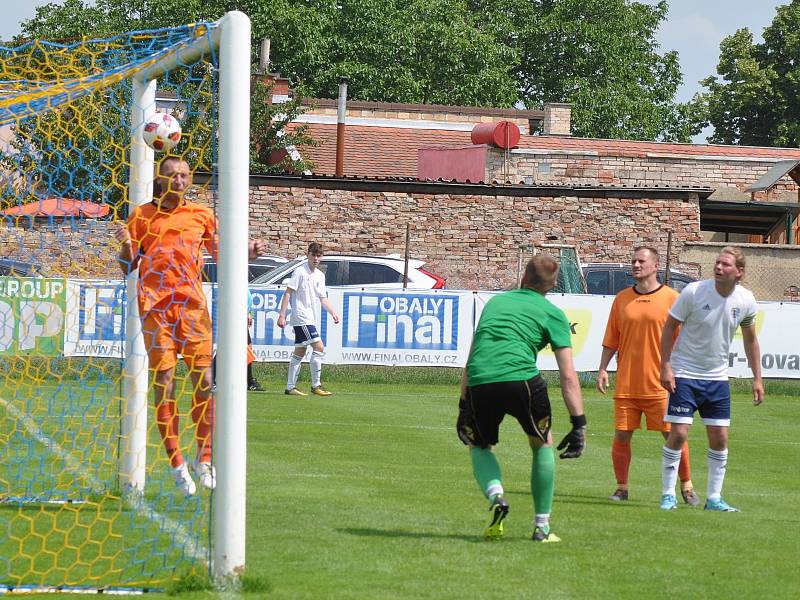 Fotbalisté Dobroměřic (v bílém) deklasovali svého soupeře a jdou za prvenstvím v Korona Cupu.