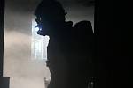 Hasiči likvidují požár domu v Podbořanech