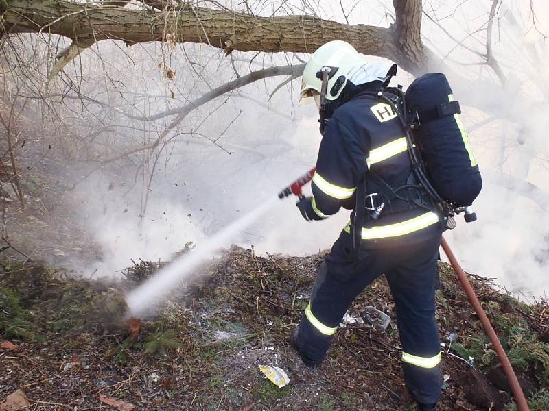 Hasiči likvidují požár skládky v Sukově ulici v Žatci 