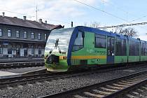 Osobní vlak na lince Lužná u Rakovníka - Jirkov na nádraží v Žatci.