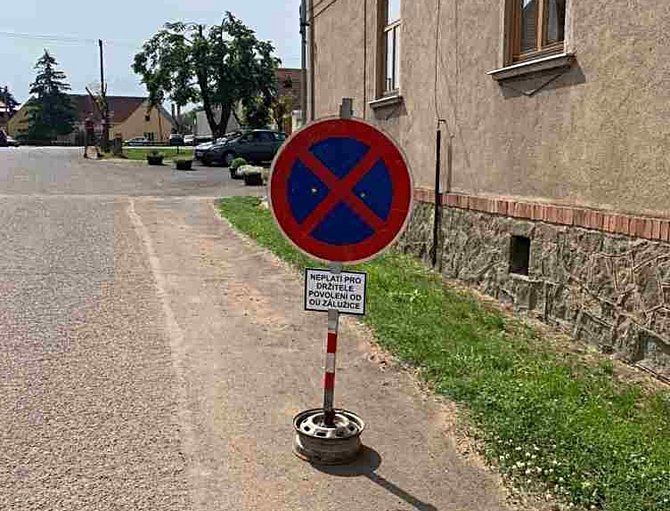 Značka zákaz zastavení s dodatkovou tabulkou, která se objevila o víkendu na návsi ve Stekníku.