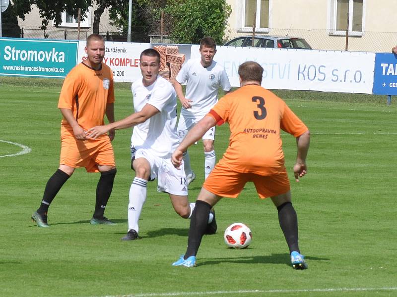 Dobroměřice (v bílém) vybojovaly třetí místo v turnaji, když devíti brankami rozdrtily Blažim.