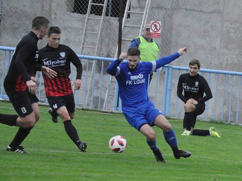 Louny (v modrém) si připsaly druhou vysokou výhru za sebou a posunuly se na desátou příčku v divizní tabulce