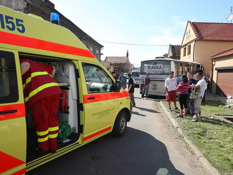Vážná dopravní nehoda autobusu s desítkami raněných ve Velemyšlevsi na Lounsku.