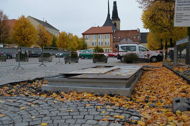 Příprava na podzemní kontejnery na Mírovém náměstí v Lounech