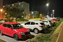 Parkovací místa v žatecké ulici Stavbařů a přilehlých ulicích jsou večer zcela zaplněná.