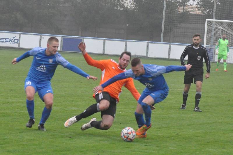 FK SEKO Louny (v modrém) - SK Újezd Praha 4 1:1 (0:1).