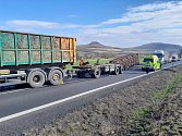 Po střetu kamionu a osobního auta u Hořence na Lounsku zemřel jeden člověk.