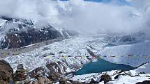 Výhled z hory Gokyo Ri (5357 m.n.m.) na okraji ledovce Ngozumpa. Při dobré viditelnosti lze odtud přehlédnout vrcholy Mt. Everestu, Cho Oyu (8217 m), Lhotse a Makalu