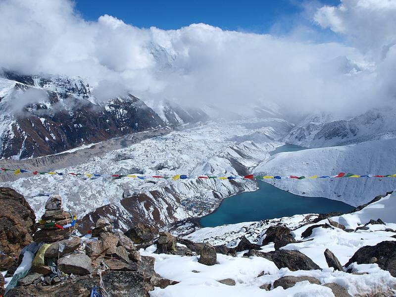 Výhled z hory Gokyo Ri (5357 m.n.m.) na okraji ledovce Ngozumpa. Při dobré viditelnosti lze odtud přehlédnout vrcholy Mt. Everestu, Cho Oyu (8217 m), Lhotse a Makalu