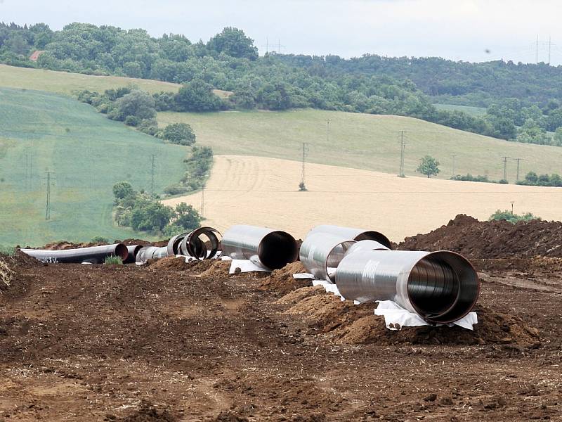 Plynovod Gazela při stavbě na Žatecku a Podbořansku. Snímek je z blízkosti Žaboklik, kde se stavbaři „podkopávali“ pod silnicí Žatec - Kadaň.