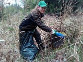 Anna Turková z Kryr pomáhá s úklidem černé skládky u jesenické křižovatky